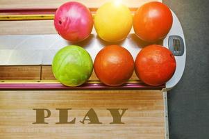 het woord speel achtergrond bowlingballen foto