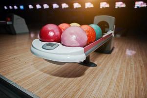 bowlingballen bij bowl lift met ultraviolet verlichting foto