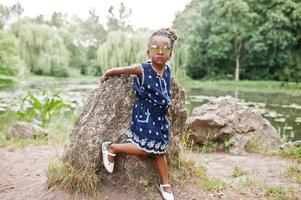 schattig Afro-Amerikaanse babymeisje bij zonnebril foto