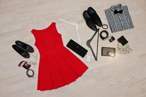 set van trendy kleding. outfit van man en vrouw kleding en accessoires op lichte houten achtergrond foto