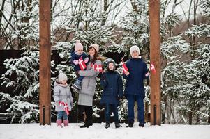 familie met denemarken vlaggen buiten in de winter. reizen naar scandinavische landen. gelukkigste Deense mensen. foto