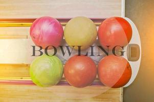 het woord bowling achtergrond bowlingballen foto