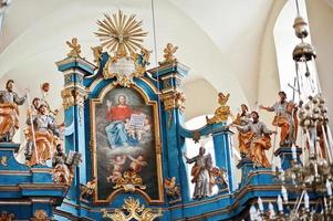 icoon van Jezus Christus en figuur van engelen en heilige apostelen bij iconostase op kerk foto