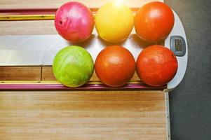 bovenaanzicht van groep gekleurde bowlingballen bij bowl lift foto