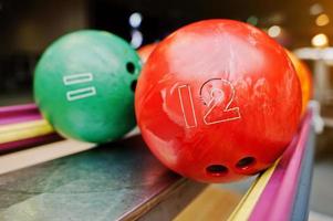 twee gekleurde bowlingballen van nummer 12 en 11 foto