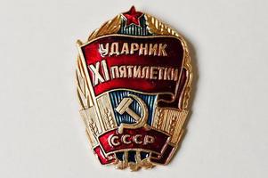 Sovjet-medaille voor communistische arbeid vijfjarenplan op witte achtergrond foto