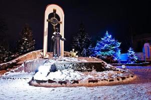 monument van st. francis op bevroren avond foto