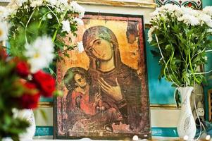 oude houten afbeelding icoon van de moeder van god maria en kind jezus christus in de kerk foto