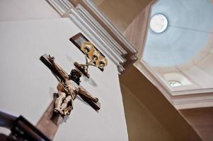 houten kruisbeeld van jezus christus aan de muur op de kerk foto