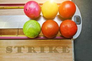 het woord staking achtergrond bowlingballen foto
