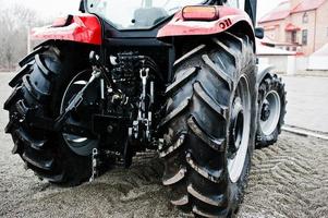 wielen van achteraanzicht van nieuwe tractor bij sneeuwweer foto
