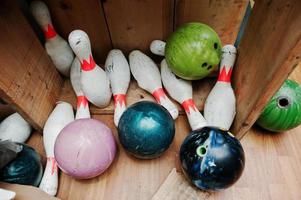 crashte en beschadigde bowlingballen met pinnen bij box foto