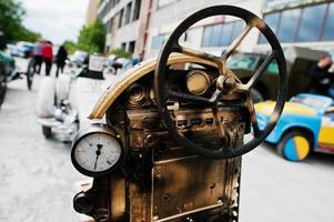ijzeren handgemaakt stuur bij vintage sportwagen foto