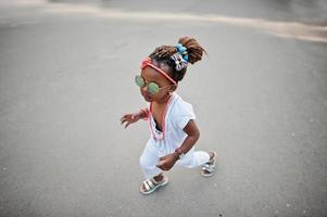 geweldige mooie Afro-Amerikaanse babymeisje met zonnebril plezier foto