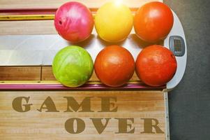 het woordspel over bowlingballen op de achtergrond foto
