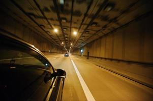 uitzicht vanuit het autoraam, auto beweegt door de tunnel bij licht. foto