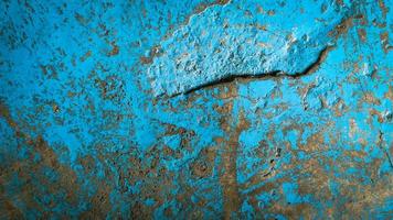 oude turquoise cementmuur met scheuren foto