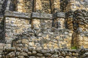 oude Maya-site met tempelruïnes piramides artefacten muyil mexico. foto