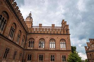 een van de gebouwen van de nationale universiteit in Tsjernivtsi foto