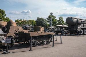 roestige militaire tanks met voertuig weergegeven in het museum van het overwinningspark foto