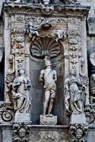 sculpturale groep basiliek san sebastiano ferla, syracuse, sicilië. foto