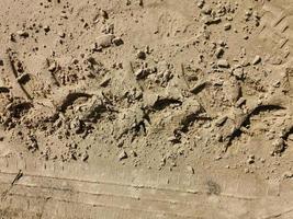 bandensporen in het zand foto