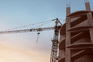 bouw kraan gebouw nieuw gebouw buiten. stadsverhaal foto