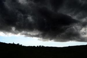 lucht met onweerswolken donker foto