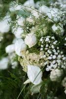 elegante huwelijksdecoraties gemaakt van natuurlijke bloemen foto