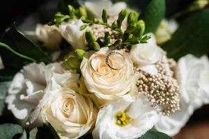 elegant bruidsboeket van verse natuurlijke bloemen foto