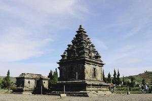 lokale toeristen bezoeken het tempelcomplex van arjuna op het plateau van Dieng. foto