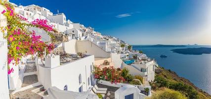 europa zomer bestemming. reizend concept, zonnig schilderachtig beroemd landschap van santorini-eiland, oia, griekenland. uitzicht op de caldera, kleurrijke wolken, droomstadsgezicht. vakantiepanorama, geweldige buitenscène foto