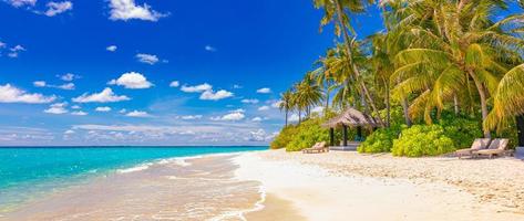 tropisch resorthotel strandparadijs. geweldige natuur, kust, kust. zomervakantie, reisavontuur. luxe vakantielandschap, prachtige oceaanlagune, blauwe luchtpalmen. ontspannen idyllisch strand inspireren foto