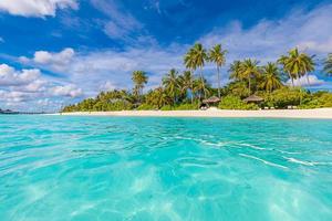 rustige strandscène. zonnig exotisch tropisch landschapsbehang. ontwerp zomervakantie vakantie concept. luxe reisbestemming, idyllische natuur schilderachtige palmboom bladeren geweldige natuurlijke omgeving foto