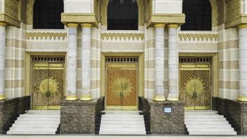 deur van ingang bij moskee in arabische stijl op klaten, indonesië foto