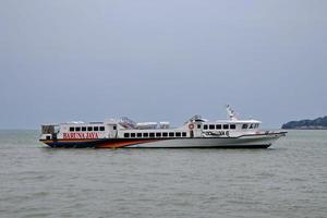 diverse scheepsactiviteiten in de haven van sri bintan pura in de stad tanjung pinang namelijk aan de westkust van het eiland bintan foto