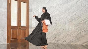 vrouwen na aanbidding zien er prachtig uit in zwarte moslimkleding foto