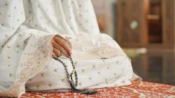 moslimvrouw die dhikr doet in de moskee foto