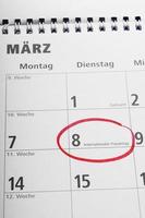 internationaler frauentag of internationale vrouwendag op 8 maart omcirkeld in de Duitse kalender foto