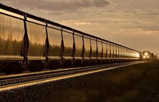 trein bij zonsondergang foto