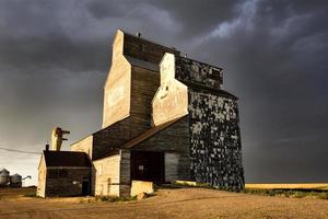 onweerswolken canada graanelevator foto