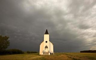 onweerswolken en kerk in de buurt van Hodgeville Saskatchewan foto