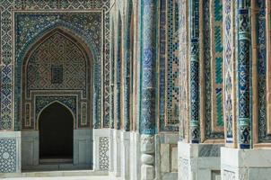 boog en architectuur van de oude registan in samarkand. oude architectuur van Centraal-Azië foto