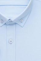 katoenen overhemd, gedetailleerde close-up kraag en knoop, bovenaanzicht foto