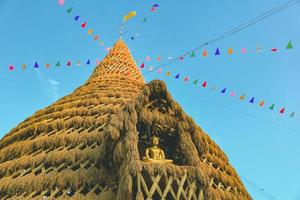 rijstveld is door boer tot pagode gemaakt foto