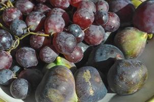 rode druif en vijgen fruit eten foto