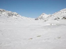 uitzicht op de bergen van de piz bernina alpen in zwitserland foto