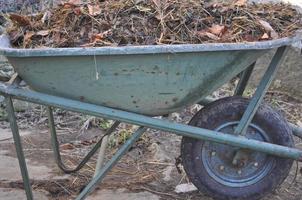 oude kruiwagen met compost foto