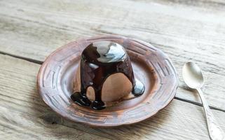 koffie panna cotta onder chocolade topping foto