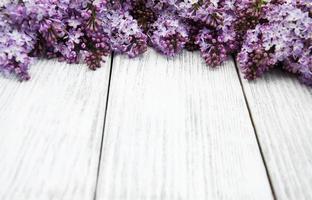 lila bloemen op tafel foto